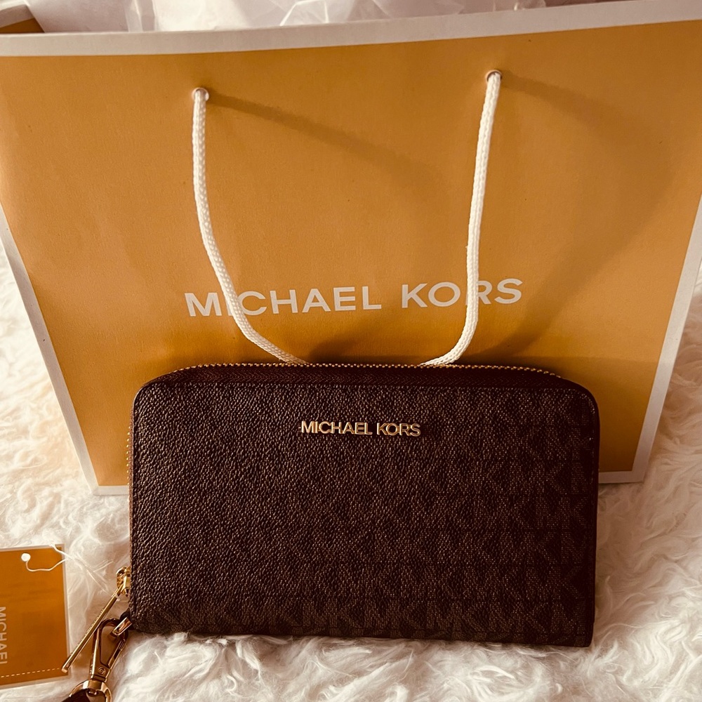 Michael Kors Wallet/Wristlet One Zipper CC and ID money pockets Pebble leather